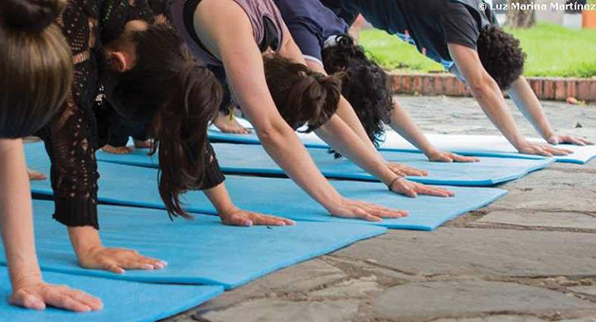 YOGA EN GRUPO