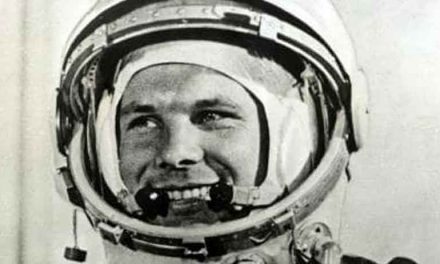 EL PRIMER HOMBRE EN EL ESPACIO