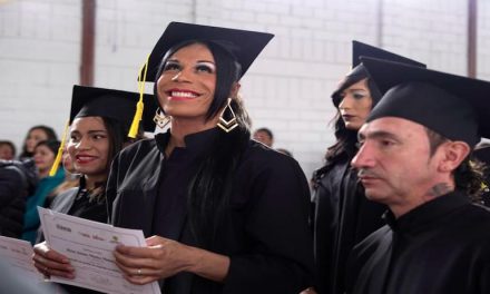 PRESOS DE LA COMUNIDAD LGBT SE GRADÚAN EN GESTIÓN DE NEGOCIOS